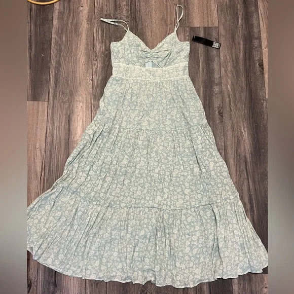 NWT Women’s Juniors' Floral-Print Keyhole Tiered Midi Dress - Picture 2 of 3